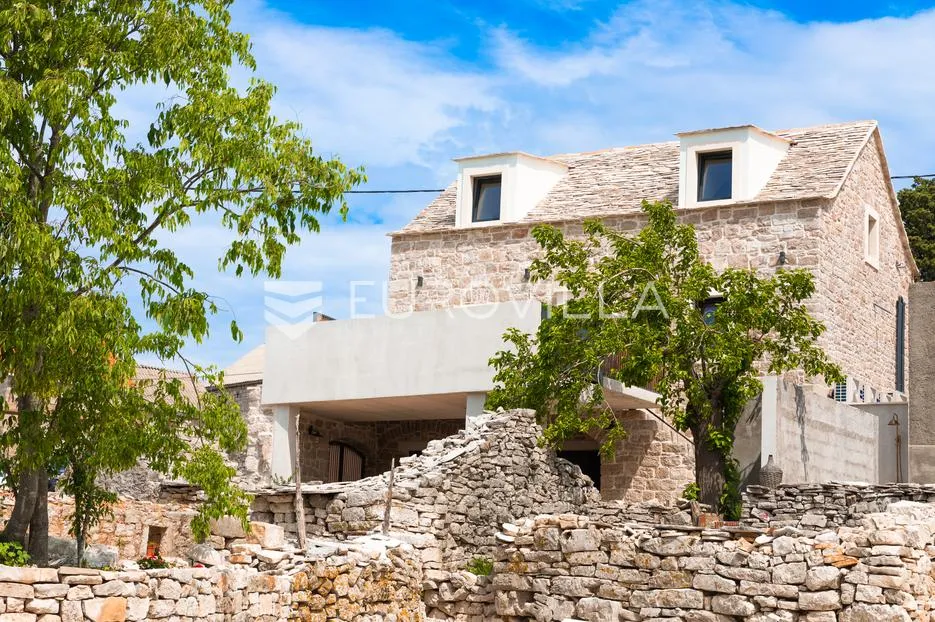 brač, pučišća, unikatna kamena vila - slika 12