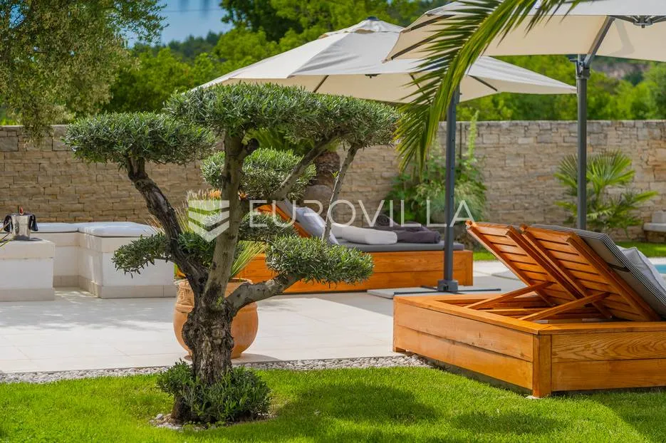 rovinj, rovinjsko selo, prekrasna villa s wellnessom i bazenom, 224 m² - slika 23