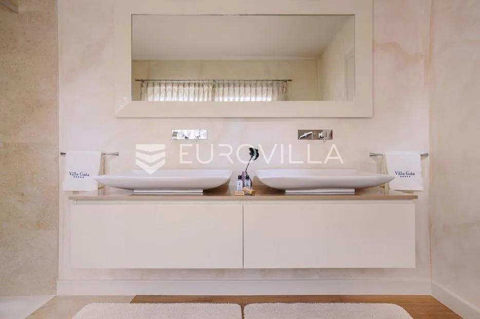 istra, vabriga: luksuzna nova vila s bazenom, pogledom na more i smart home sustavom - slika 11