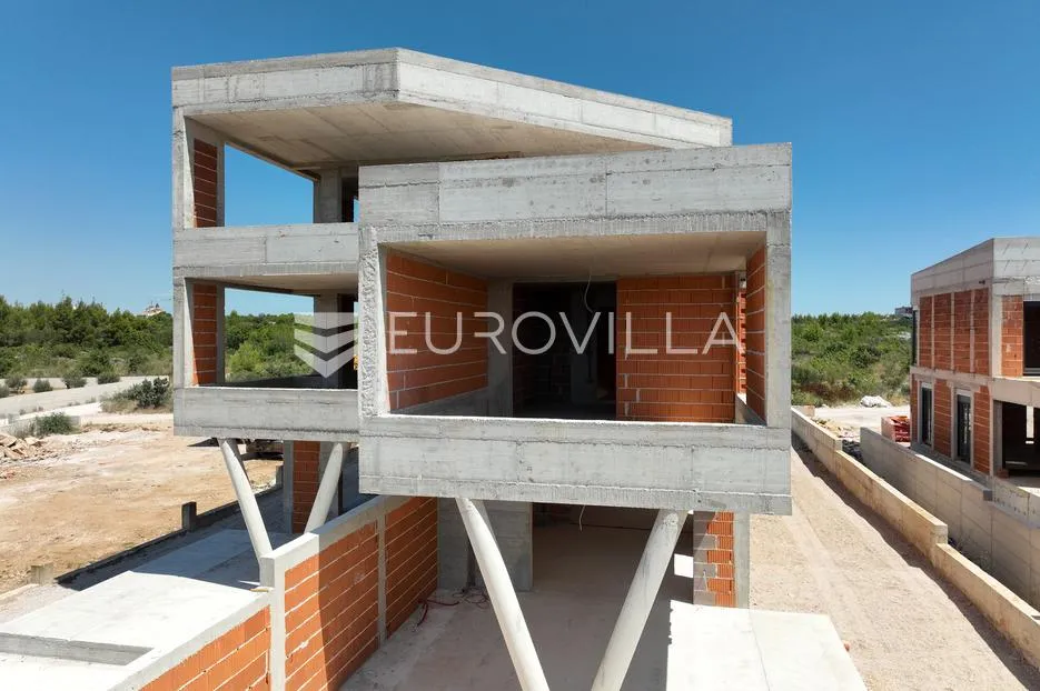 vodice, prostran stan s bazenom i dvorištem, 165,37 m² - slika 12