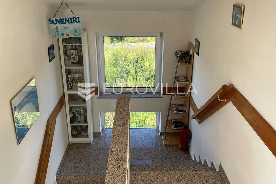 zadar, vrsi, lijepa kuća s apartmanima i vrtom - slika 17