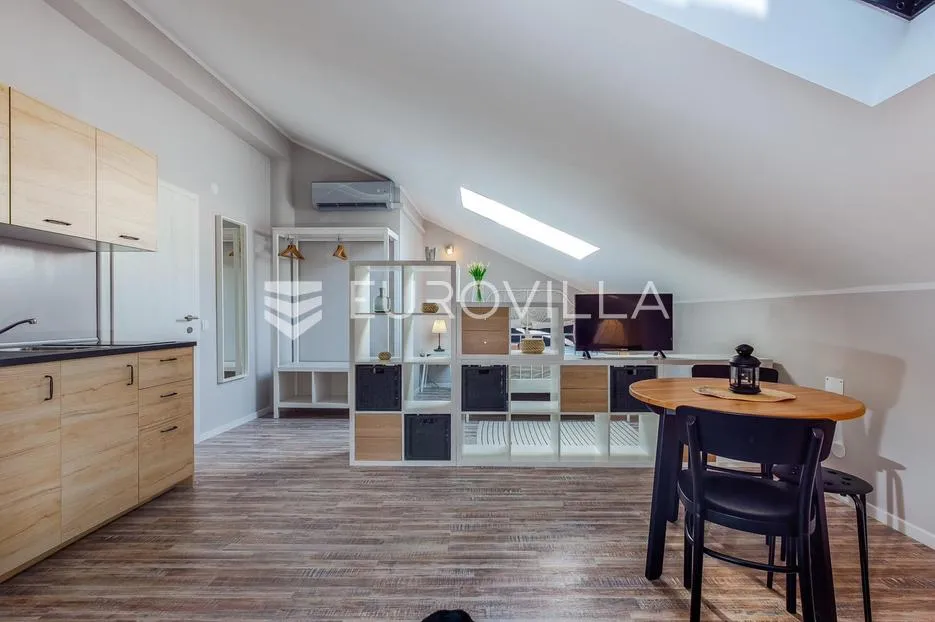 rijeka, centar, novouređen dvoetaži stan nkp 125 m2 s četiri apartmana - slika 16