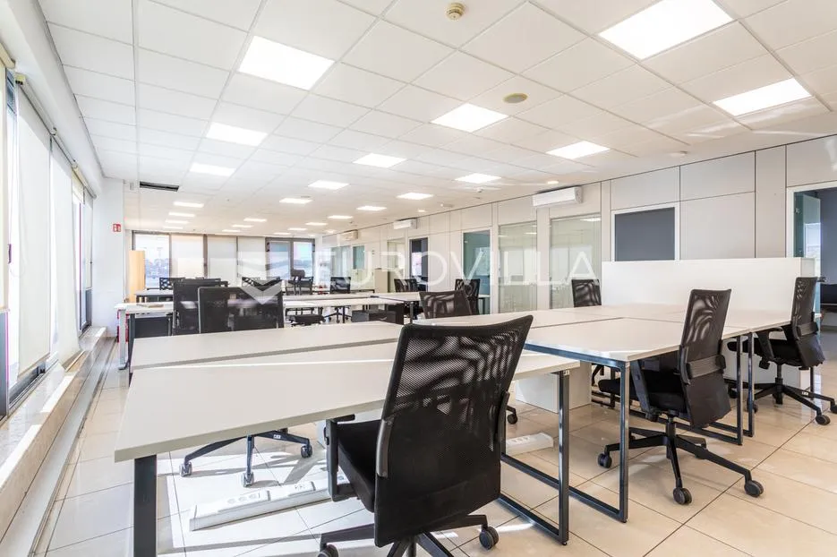 split, prostran poslovni prostor površine 363,53 m² - slika 8