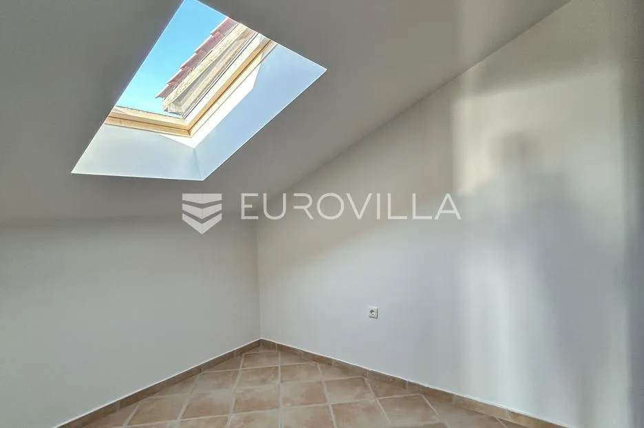 zadar, diklo, uređen dvosobni stan na drugom katu, 74 m² - slika 7
