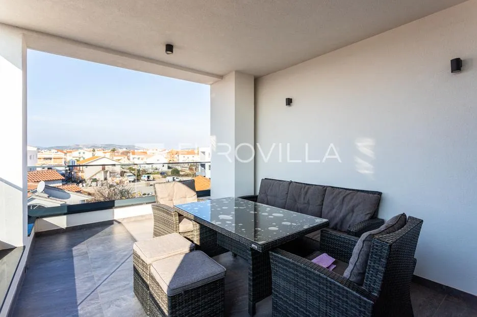 vodice, srima prekrasan penthouse, 50 metara od mora - slika 15