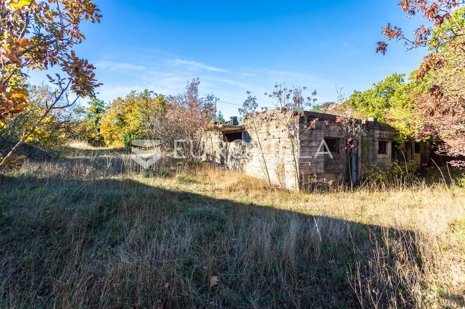 Klis, Veliki Bročanac, građevinsko zemljište s dva nelegalizirana objekta, površine 4.762 m²