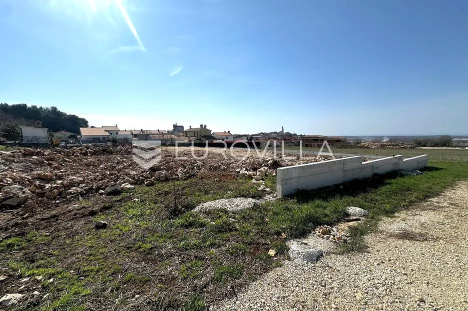 istra, višnjan, atraktivno građevinsko zemljište s pogledom na more i stari grad - slika 5