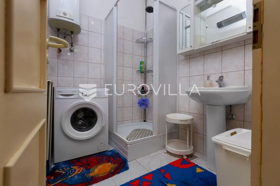 rijeka, zamet, dva uređena stana površine 95 m² s vrtom - slika 21