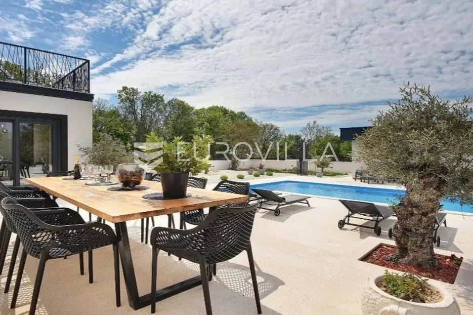 istra, krnica, prekrasna moderna vila od 135 m² na velikoj uređenoj okućnici - slika 3