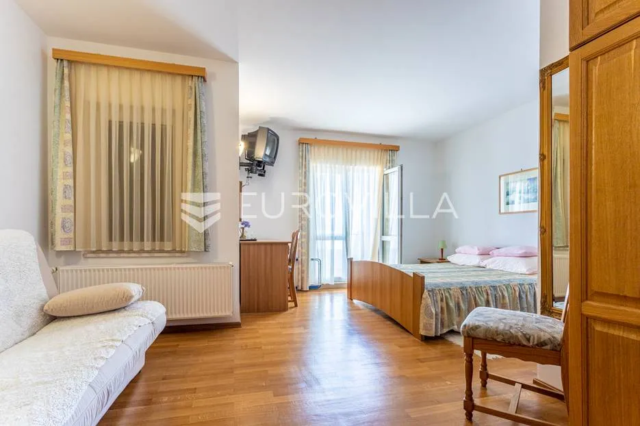 brač, prekrasna vila s velikom okućnicom 20 m od mora - slika 27