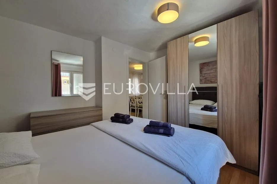 vir, simpatičan trosoban apartman svega 80 m od plaže s prostranom terasom - slika 30