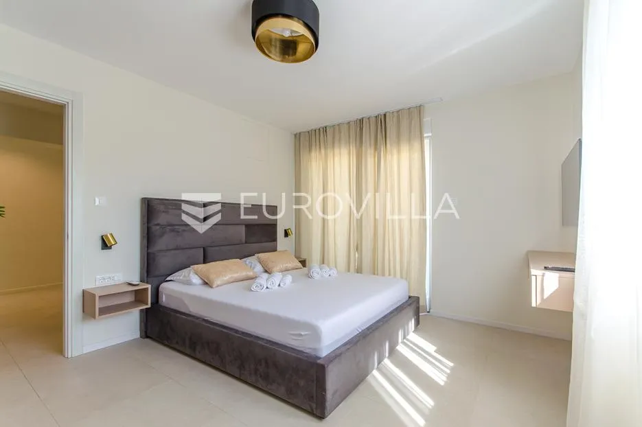 split, žrnovnica, vila s bazenom na mirnoj lokaciji - slika 24