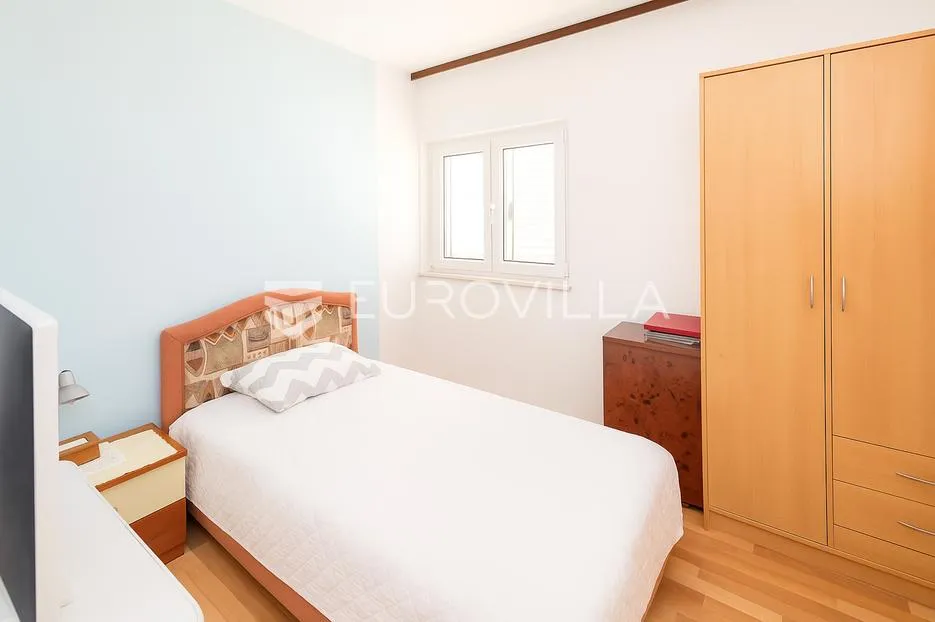 kaštel stari, trosoban stan površine 81.88 m² i poslovni prostor površine 32.65 m² - slika 7
