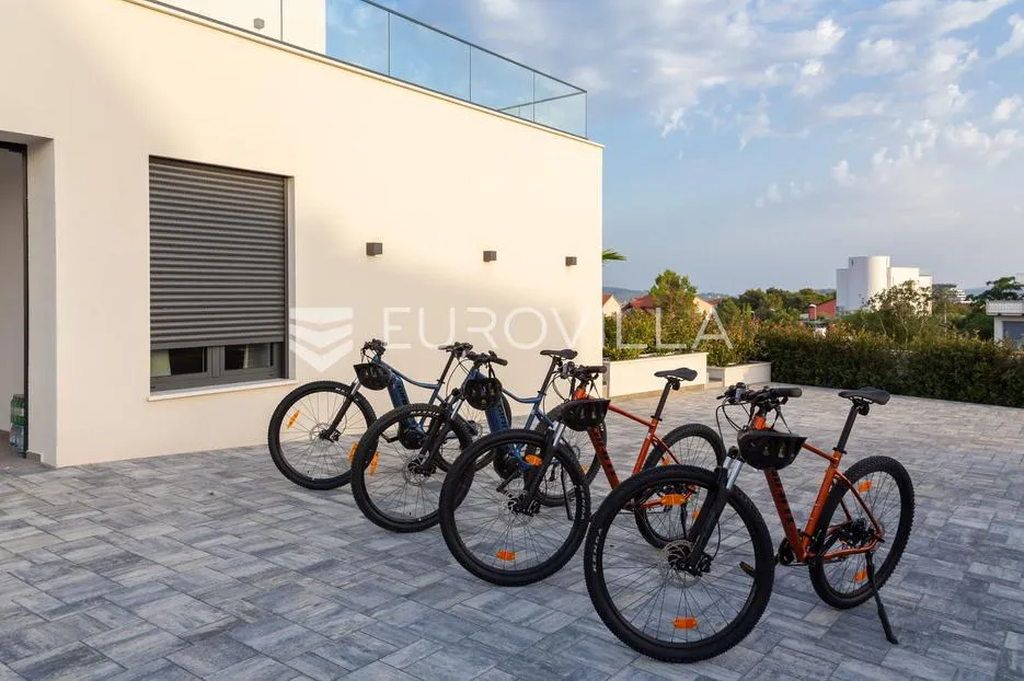 vodice, moderna vila s bazenom i pogledom na more, 332,92 m² - slika 60