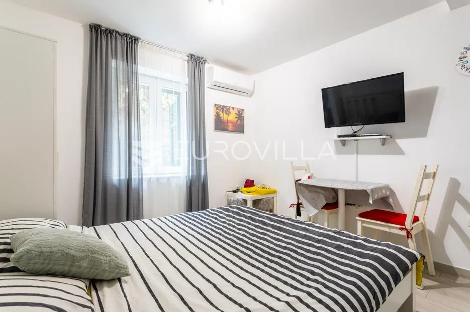 split, bol, dva namještena studio apartmana u centru grada - slika 22