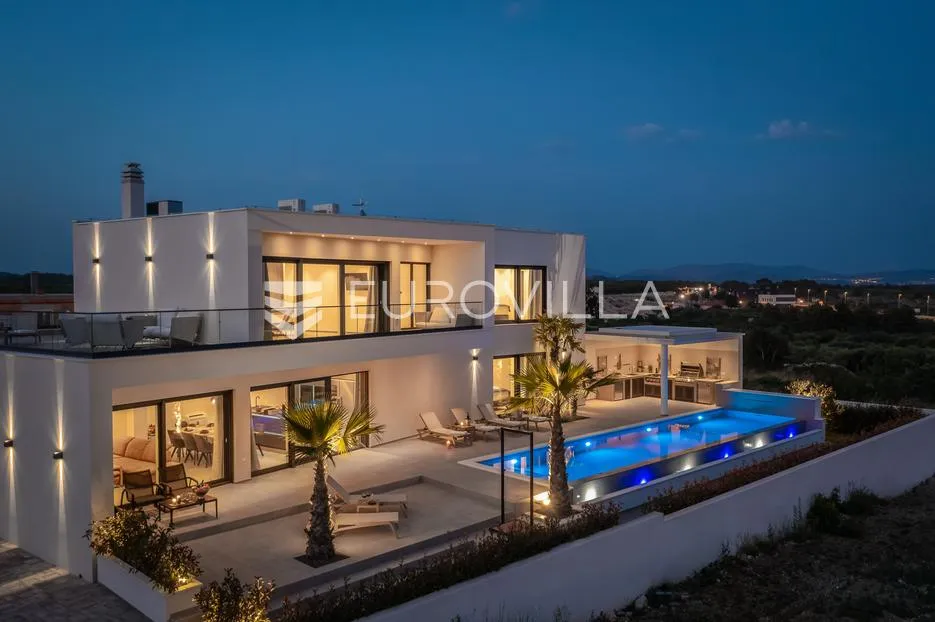 Vodice, moderna vila s bazenom i pogledom na more, 332,92 m²