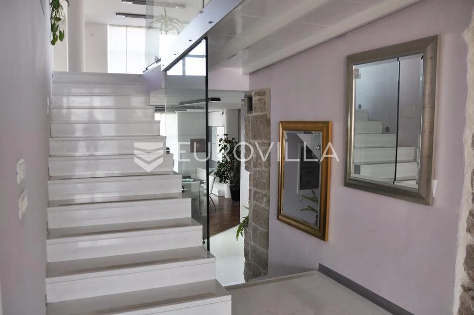 istra, buje, stambeno poslovna kuća 750m2 u centru grada - slika 2