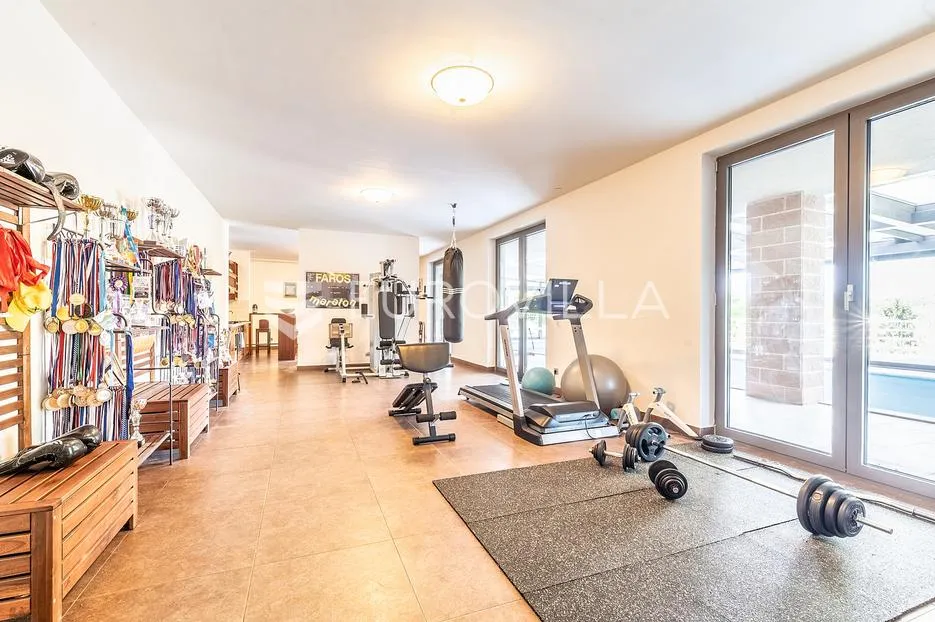 zagreb, granešinski novaki, obiteljska vila s bazenom, 1000 m2 - slika 19