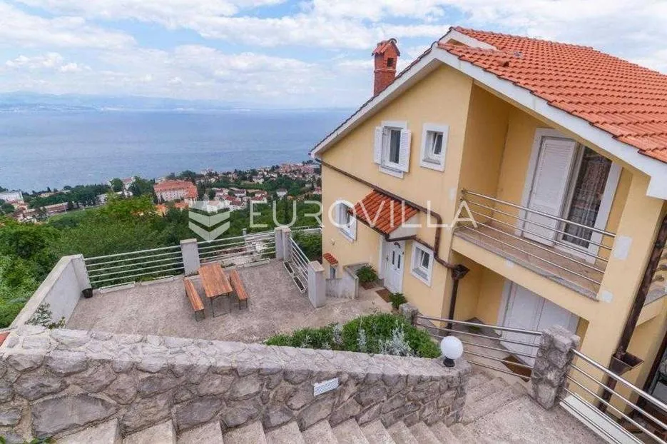 lovran, prostrana vila s tri stana, bazenom i spektakularnim panoramskim pogledom na more - slika 3