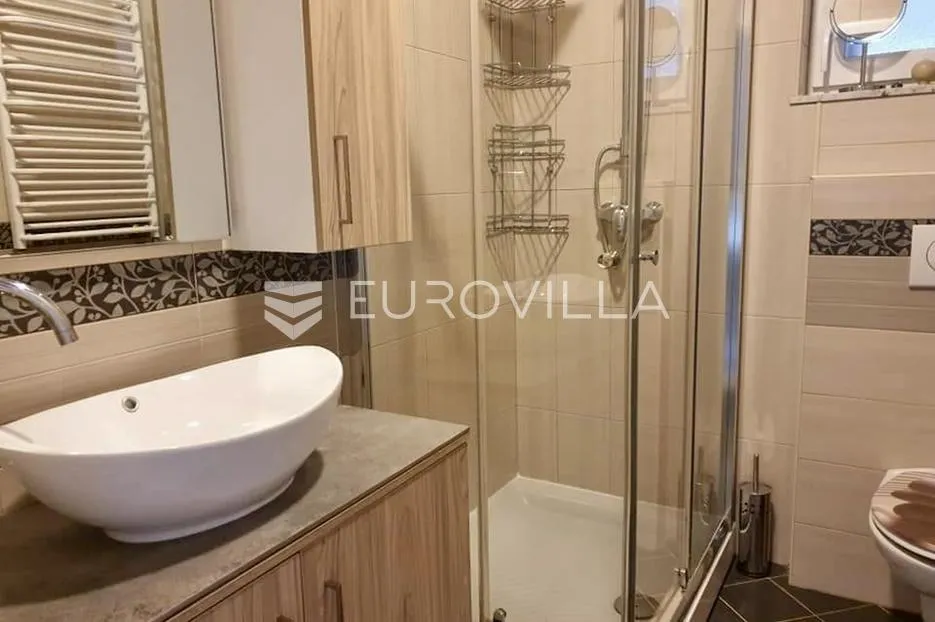 ravna gora, prostrana kuća od 345 n2 s finskom saunom i jacuzzijem - slika 23