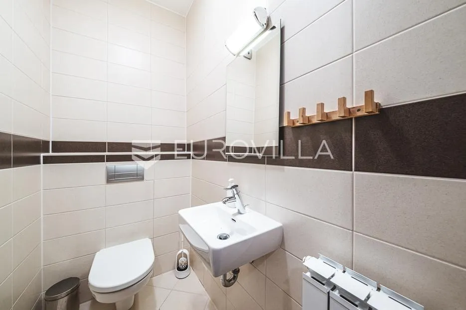 zagreb, jelenovac, prostoran četverosoban stan s balkonom i dvije garaže, 202 m² - slika 20