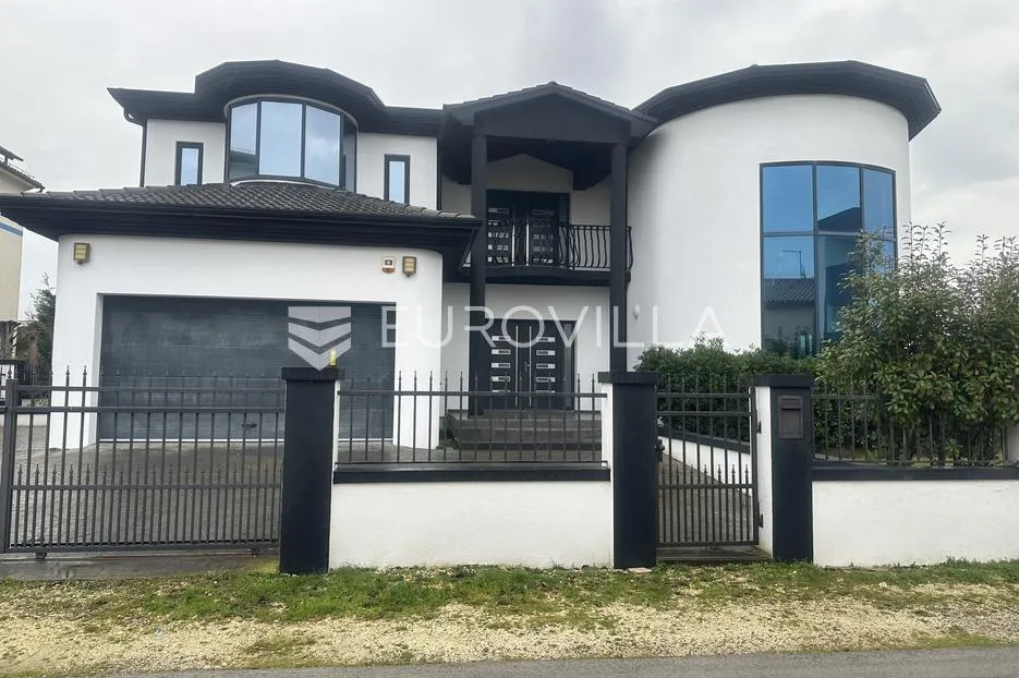 istra, pomer, prekrasna vila od 490 m2 u blizini marine s velikim vrtom i bazenom - slika 19