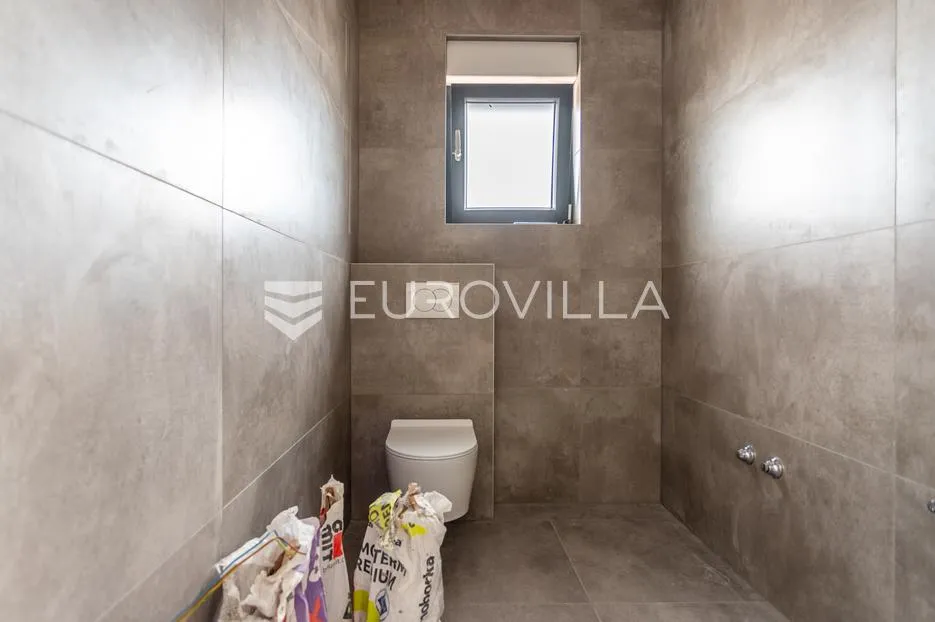 vodice, prostran trosoban stan, 125,82 m² - slika 11