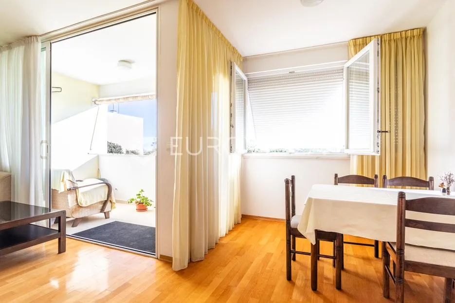 split, gripe komforan dvosoban stan 64 m² s pogledom - slika 3