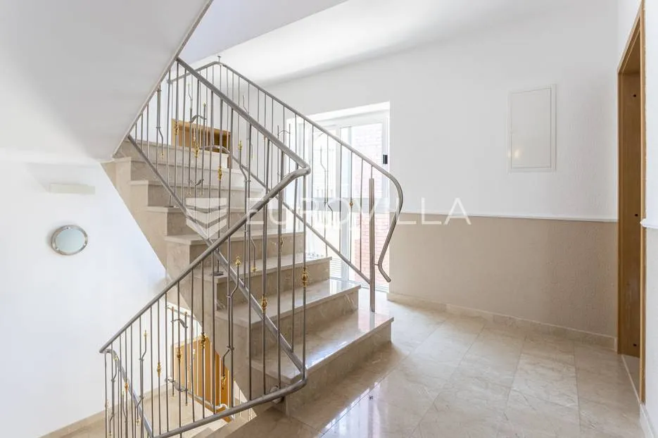 trogir, prekrasan hotel 2.408,84 m² sa pogledom na more - slika 18