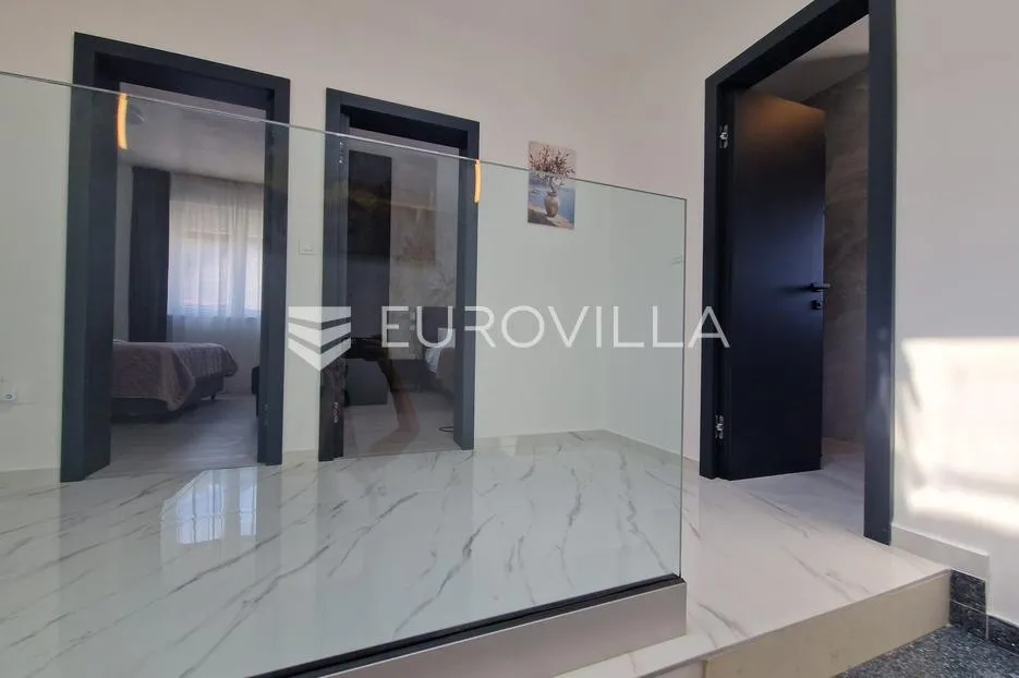 vir, predivna moderna vila s bazenom u centru mjesta, vrhunska lokacija, 450 m od mora - slika 42