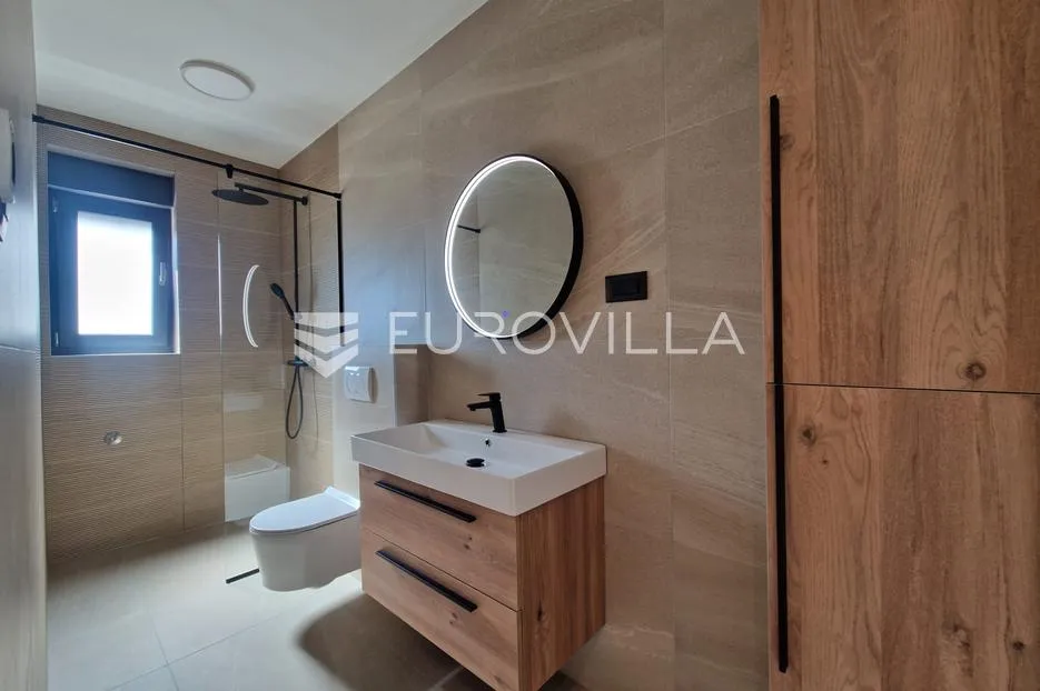 vir, trosobni apartman s krovnom terasom, pogled na more i okolicu - slika 39