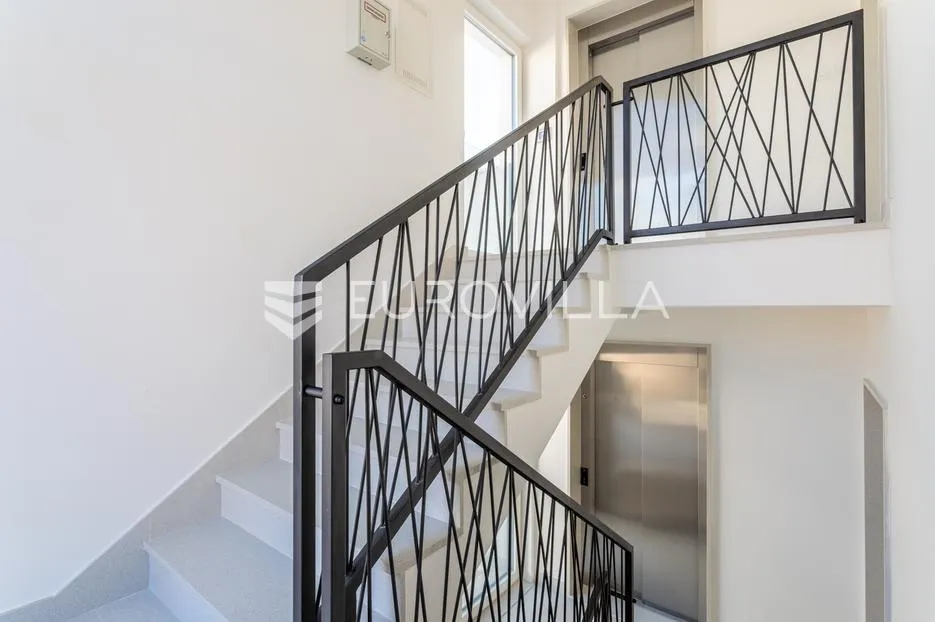 vodice, novogradnja, prostran stan u centru mjesta, 131,62 m² - slika 17