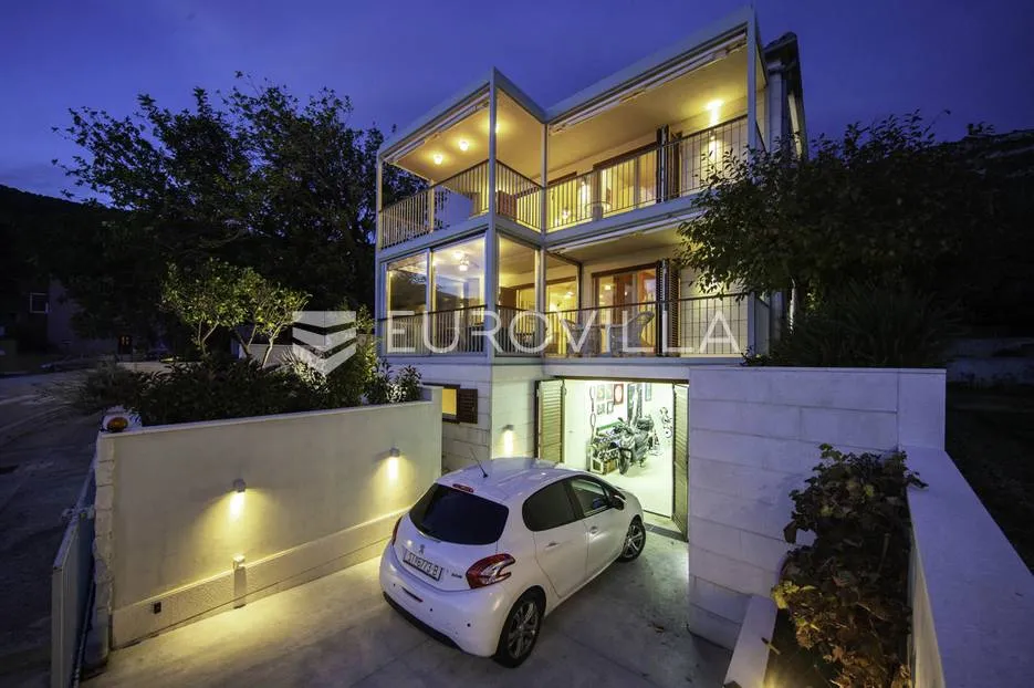Vis, mediteranska vila s bazenom i pogledom na more - Komiža