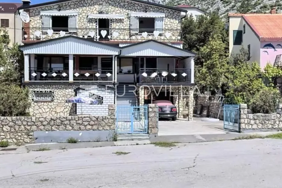 Karlobag, kuća sa 6 apartmana, 450 m², okućnica 600 m², 250 m od mora