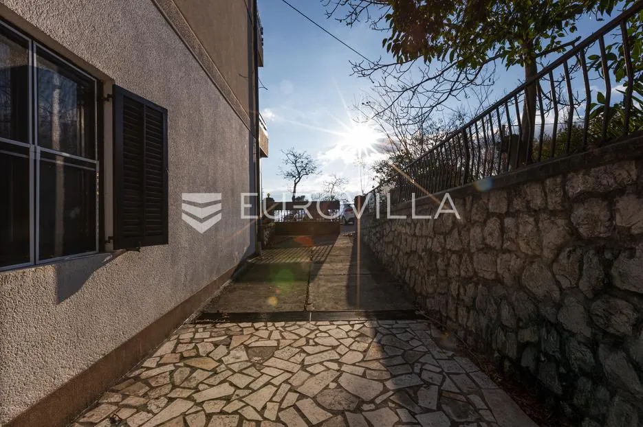 rijeka, zamet, dva uređena stana površine 95 m² s vrtom - slika 13