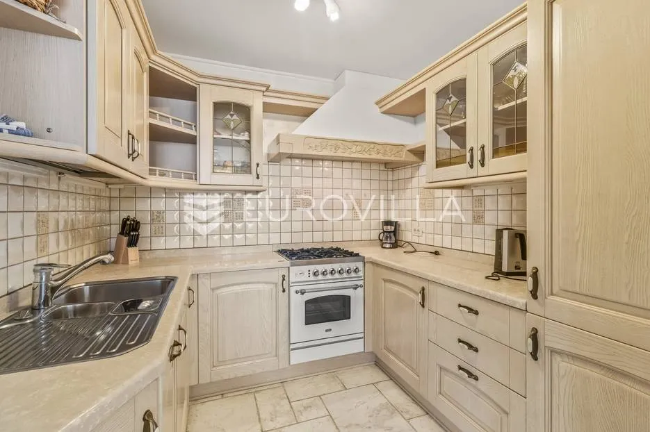 istra, umag - unikatna villa nkp 400 m2 na svega 30 m od mora - slika 45