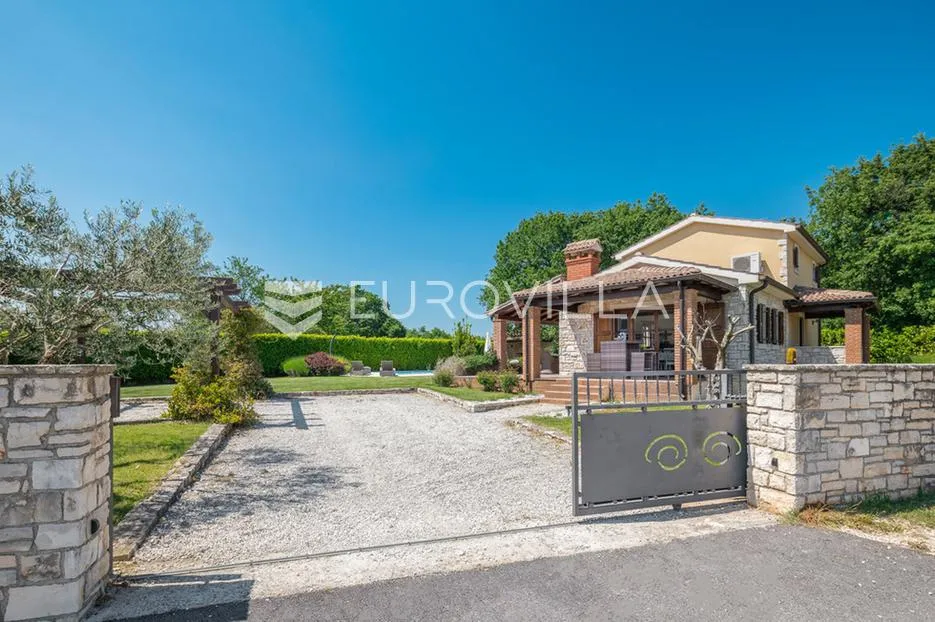 istra, okolica lovreča, samostojeća kuća 120m2 s bazenom na kraju sela - slika 24