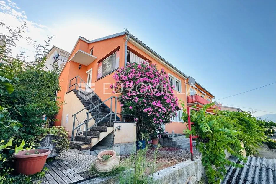 senj, kuća 200 m² s dva odvojena stana na lokaciji blizu mora - slika 1
