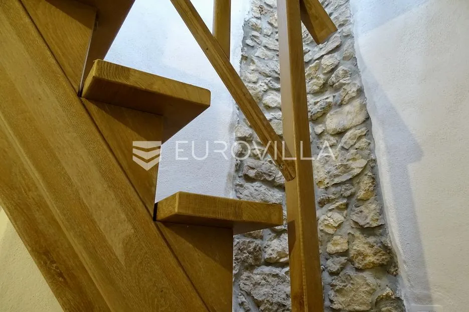 krk, omišalj, adaptirana kamena kuća u nizu s pogledom na more površine 54 m² - slika 34