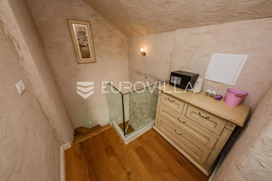 kaštel novi, dvoetažni dvosobni stan u centru, neto 71,7 m² - slika 8