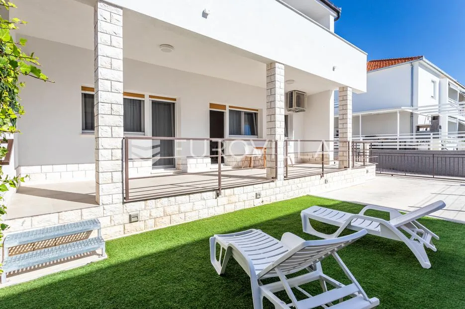 trogir, dvosoban stan s terasom i vrtom, dugoročan najam - slika 17