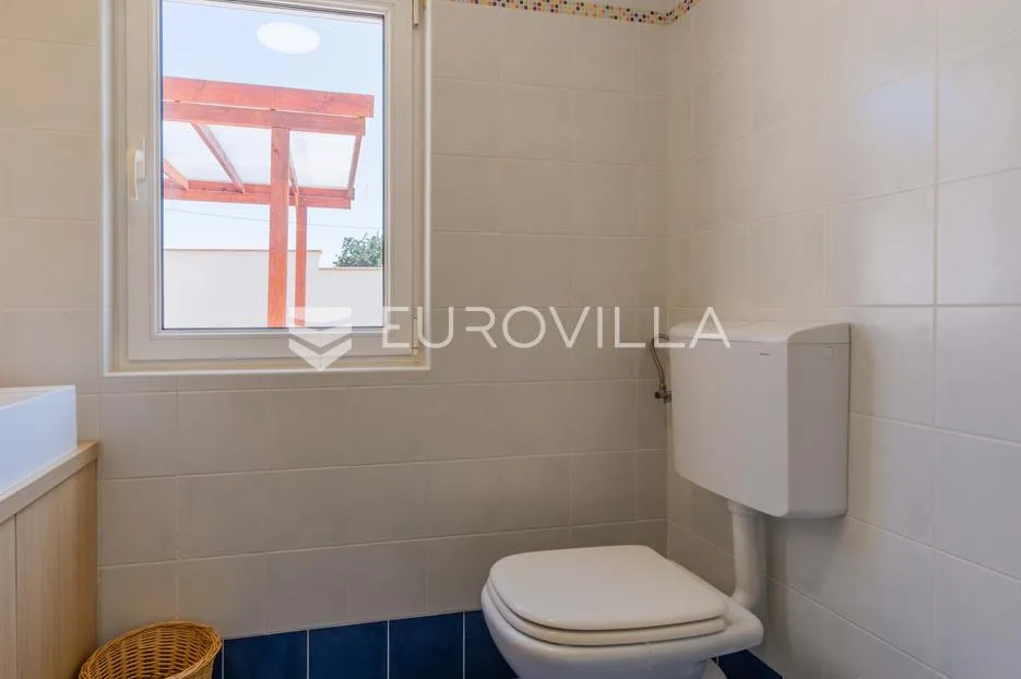 istra, poreč, unikatna dizajnerska vila s dodatnim apartmanom, wellnessom i grijanim bazenom - slika 32