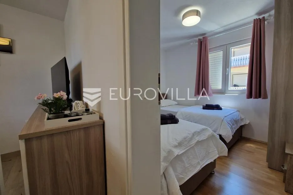 vir, simpatičan trosoban apartman svega 80 m od plaže s prostranom terasom - slika 31