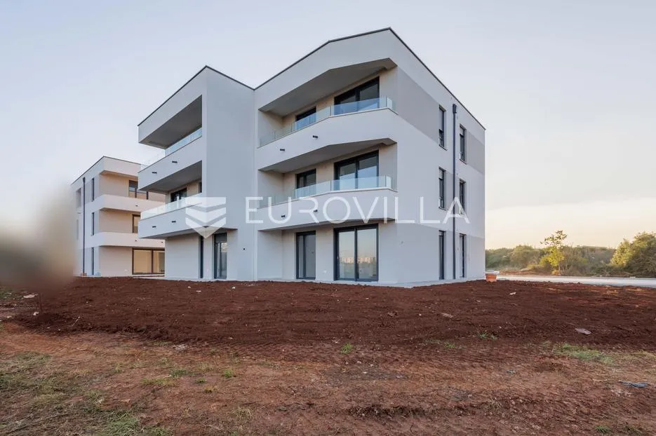 pula, valdebek - trosoban stan s vrtom u prizemlju - slika 4