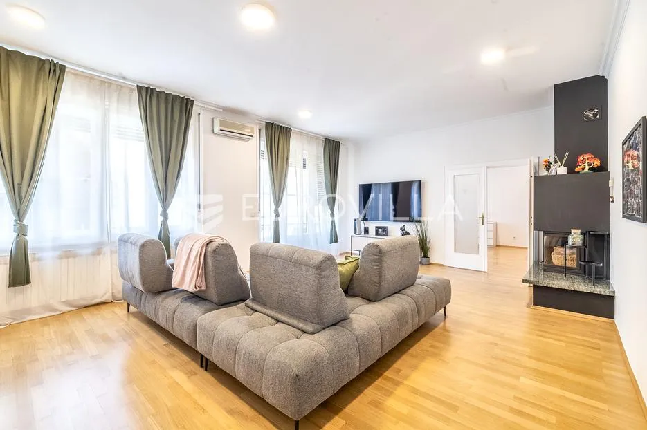 zagreb, centar, trosoban stan 128 m² s dva balkona i garažom, lift - slika 2