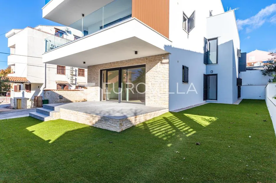 vodice, novogradnja, prostran apartman s dvorištem u centru mjesta, 139,61 m² - slika 16