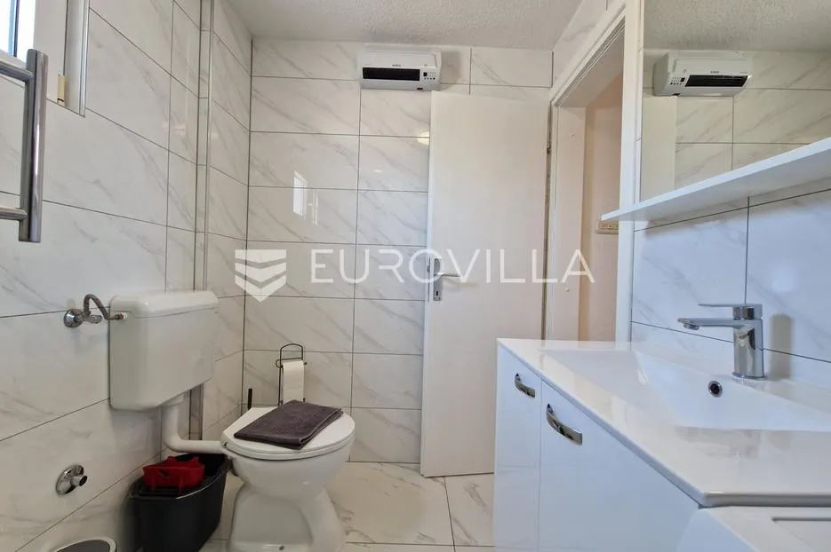 vir, simpatičan trosoban apartman svega 80 m od plaže s prostranom terasom - slika 25
