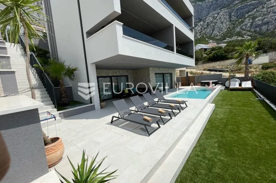 makarska, moderna vila s tri stambene jedinice - slika 12