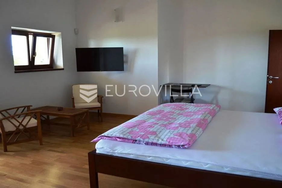 istra, tinjan, predivna kamena vila s bazenom na velikoj uređenoj okućnici, pogled na prirodu - slika 26