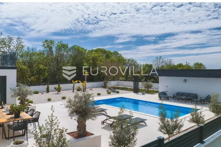 istra, krnica, prekrasna moderna vila od 135 m² na velikoj uređenoj okućnici - slika 29